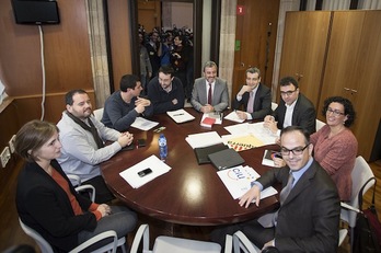 Representantes de CiU, ERC, PSC, ICV-EUiA y CUP en la primera de las reuniones en las que intentaron consensuar la Declaración. (Albert GARCIA)