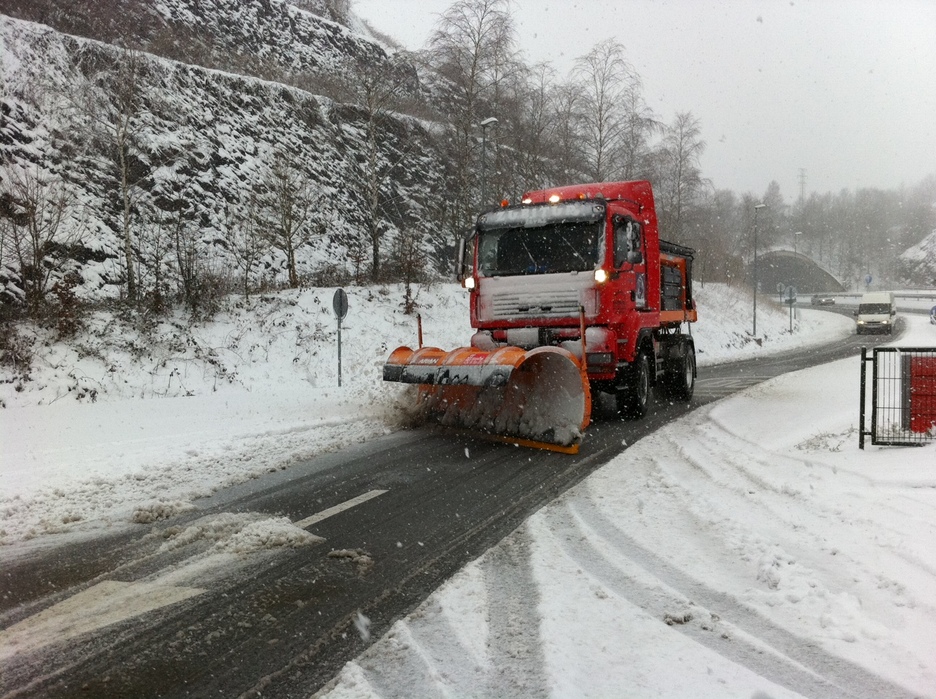 Elurra kentzeko makina, Andoain eta Iruñea lotzen dituen A-15 autobidean. (Joseba SALBADOR)