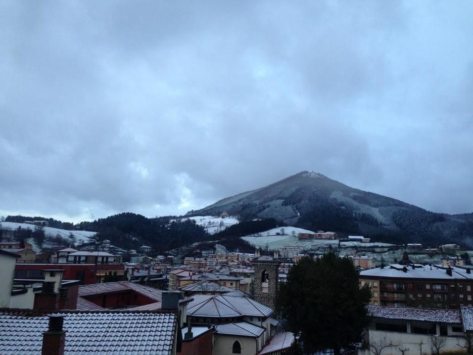 Gipuzkoako hainbat tokitan ere elurtu da paisaia. Irudian, Zumarraga. (Iraia OIARZABAL)