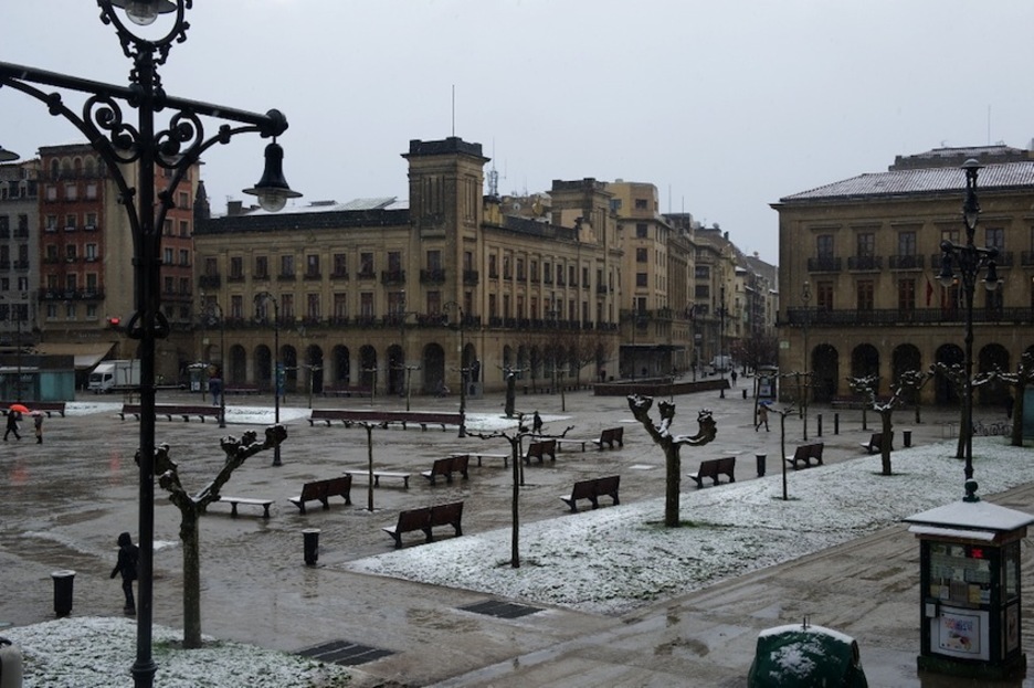 Elur bustia bota du goizaldean Iruñean, baina hiriburu nafarra ez da erabat elurtu. (Idoia ZABALETA/ARGAZKI PRESS)