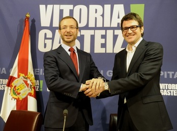 Javier Maroto y Gorka Urtaran, satisfechos por el acuerdo alcanzado. (Juanan RUIZ/ARGAZKI PRESS)