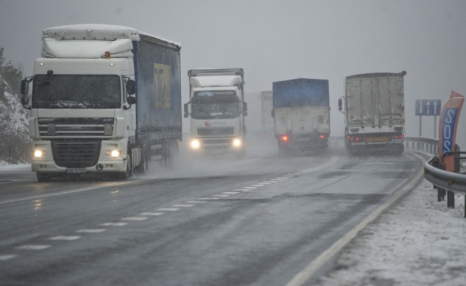 Kamioiak N-121 errepidean, Belateko mendatean. (Jagoba MANTEROLA/ARGAZKI PRESS)