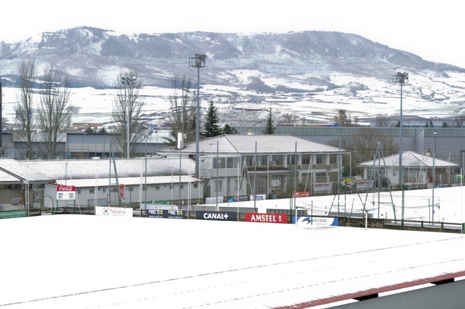 Taxoareko futbol zelaia, zurituta. (Iñigo URIZ/ARGAZKI PRESS)