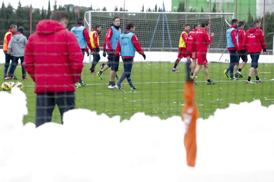 Osasunako jokalariek entrenamendua egiteko Taxoareko zelaia garbitu behar izan dute. (Iñigo URIZ/ARGAZKI PRESS)