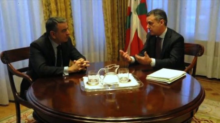 Iñigo Urkullu y el diputado general de Araba, Javier de Andrés, en la reunión de ayer. (ARGAZKI PRESS)
