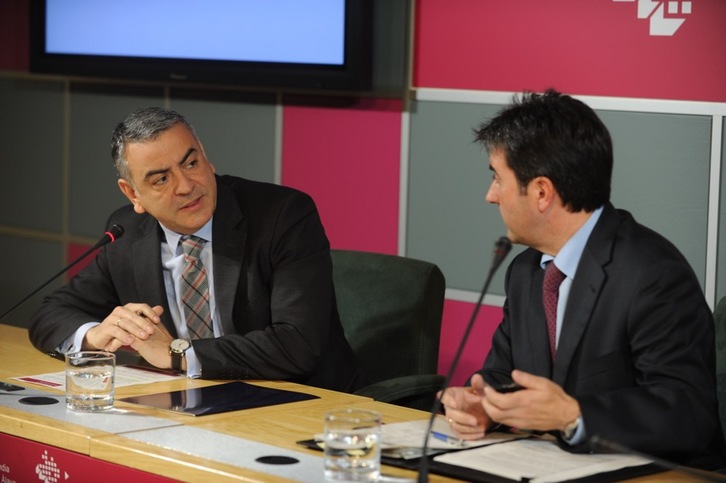 El diputado general de Araba, Javier de Andrés, en la comparecencia de este jueves. (ARGAZKI PRESS)