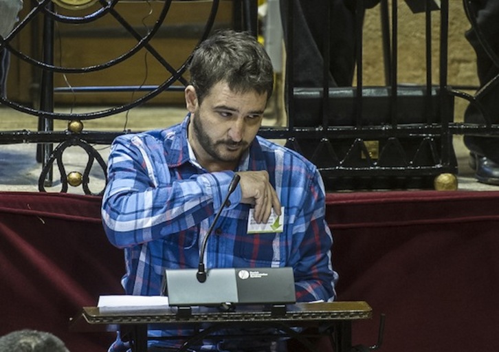 El juntero de Bildu Aitor Torre, con la pegatina en favor de los derechos de los presos. (Luis JAUREGIALTZO/ARGAZKI PRESS)