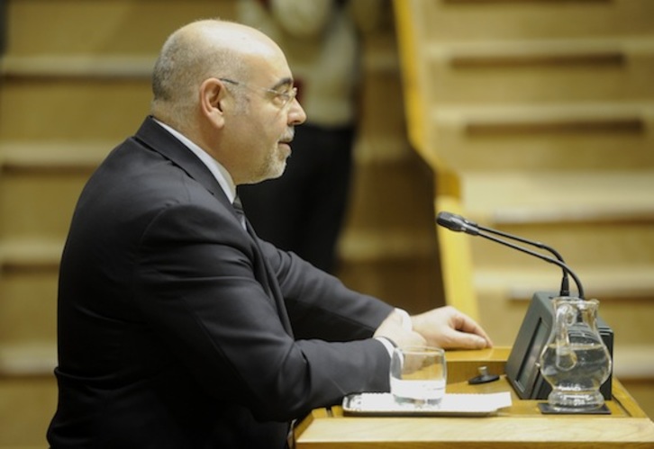 El parlamentario del PSE, José Antonio Pastor, interviene en la Cámara de Gasteiz. (Juanan RUIZ/ARGAZKI PRESS)