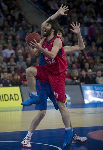 Irudian San Emeterio, saskiratzea bat lortzeko ahaleginetan. (Raul BOGAJO/ARGAZKI PRESS)