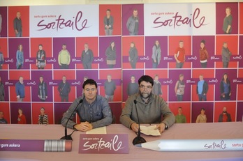 Hasier Arraiz eta Joseba Alvarezek eman dute Sorturen prozesuaren berri. (Jon URBE/ARGAZKI PRESS)