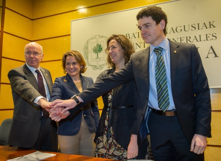 El diputado de Hacienda, José María Iruarrizaga; la portavoz del PP en las JJGG, Esther Martínez; la portavoz del PNV, Lorea Bilbao; y Unai Rementería, portavoz de la Diputación, escenifican el cierre del acuerdo. (Monika DEL VALLE/ARGAZKI PRESS)