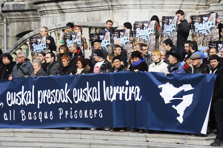 Herrirak elkarretaratzea egin du eguerdian Bilboko Udalaren aurrean. (ARGAZKI PRESS)