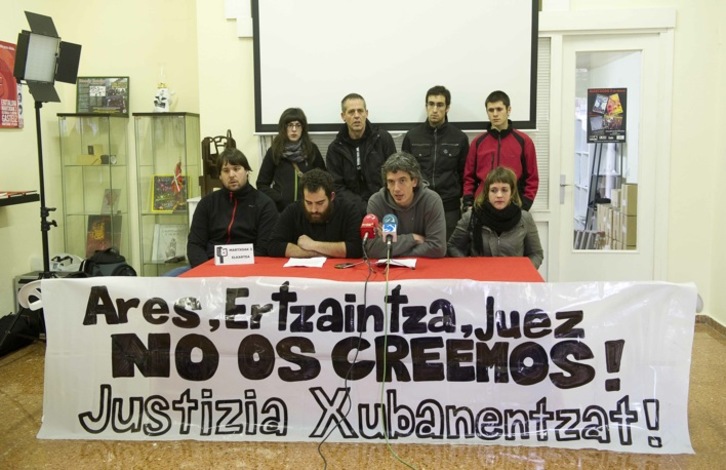 Representantes de Plazara! y del movimiento juvenil de Gasteiz, en su comparecencia. (Raúl BOGAJO/ARGAZKI PRESS) (