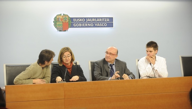 Arantza Aurrekoexea Hezkuntza sailburuordea, Patxi Baztarrika Hizkuntza Politikako sailburuordea, Ibon Usarralde Soziolinguistika klusterraren presidentea eta Estiñe Astorkia. (Jon URBE/ARGAZKI PRESS)