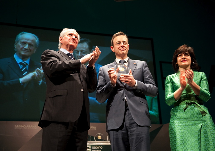 De Wever junto a Atutxa durante la entrega de premios. (Jon HERNAEZ / ARGAZKI PRESS)