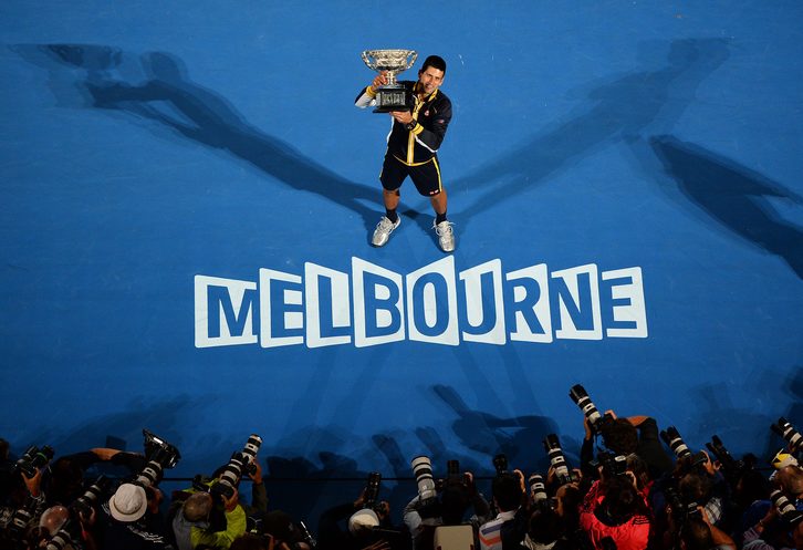 Djokovic celebra el título en Melbourne. (William WEST / AFP)