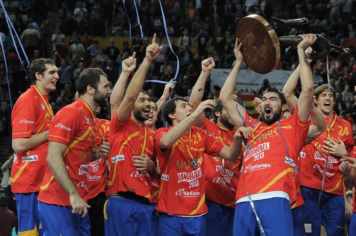 Los jugadores de la selección española celebran el título. (Lluis GENE / AFP)