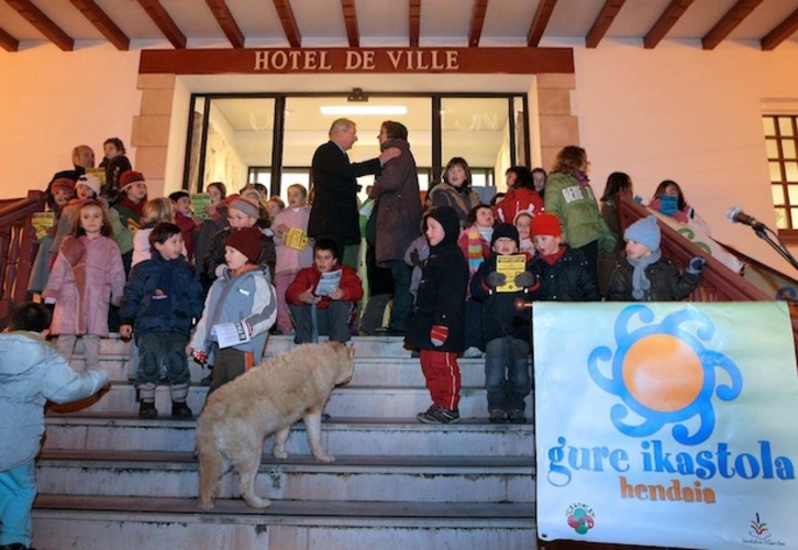 Gure Ikastolako hau eta gurasoek 2009an Hendaiako Herriko Etxean egin zuten protesta baten irudia. (Bob EDME)