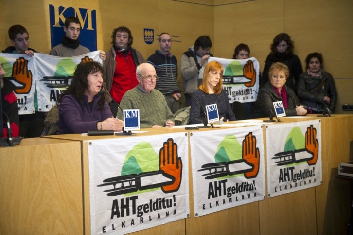Integrantes de AHT Gelditu!, en la comparecencia de hoy. (Juan Carlos RUIZ/ARGAZKI PRESS)