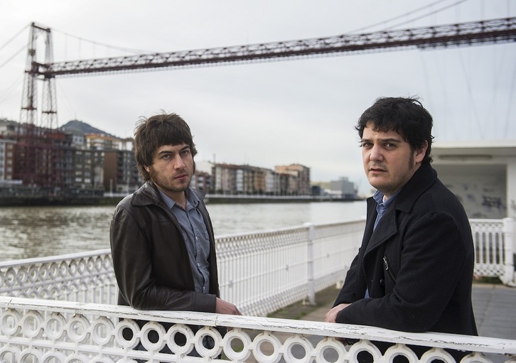 Álvaro Fierro y Joseba Gorordo ante el Puente Colgante de Portugalete con sus 160 metros. (Luis JAUREGIALTZO/ARGAZKI PRESS)