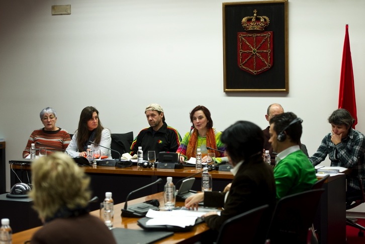 Imagen de la comparecencia de los trabajadores de las antiguas cocinas del Complejo Hospitalario de Nafarroa en la comisión de Salud. (Iñigo URIZ/ARGAZKI PRESS) 