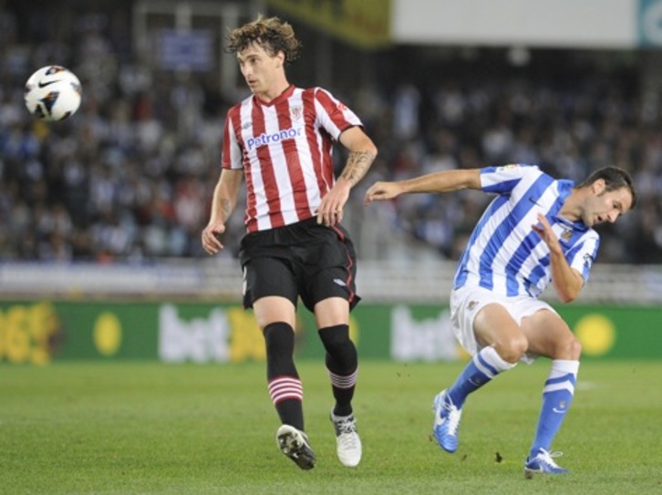Fernando Amorebieta, durante un partido contra la Real. (Jon URBE/ARGAZKI PRESS)