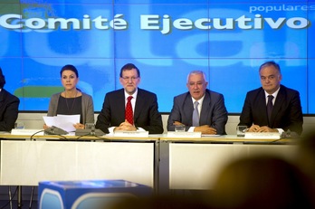 María Dolores de Cospedal, junto a Rajoy y Arenas, en una imagen de archivo. (AFP)