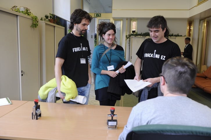 Representantes de Fracking Ez Araba han registrado la ILP en el Parlamento de Gasteiz. (ARGAZKI PRESS)