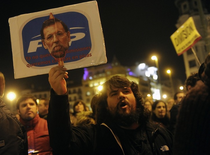Protesta ante la sede del PP, en la calle Génova de Madrid. (Eduardo DIÉGUEZ/AFP PHOTO)