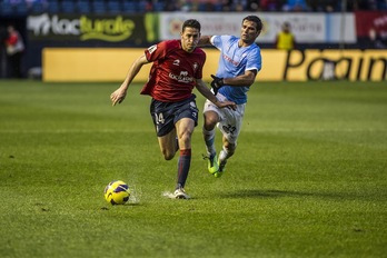 Damiá se escapa de su marcador en una jugada del partido. (Lander Fdz. ARROIABE/ARGAZKI PRESS)