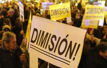 Han sido sucesivos los mensajes que pedían la dimisión de Rajoy. (Eduardo DIEGUEZ/AFP)