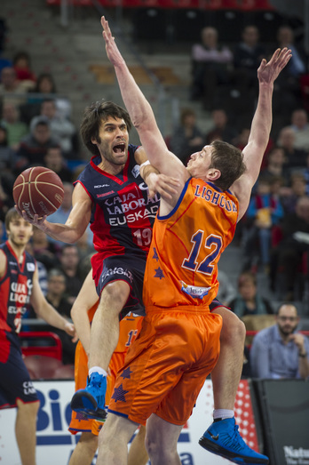 Asko borrokatu behar izan du Baskoniak partida irabazteko. (Juanan RUIZ / ARGAZKI PRESS)
