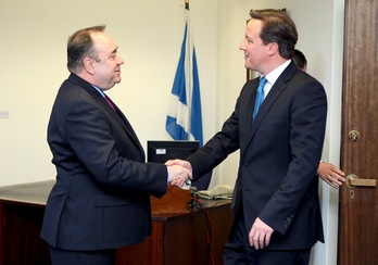 Alex Salmond, primer ministro escocés, y David Cameron, premier británico, en una imagen de archivo. (David CHESKIN/POOL/AFP) 
