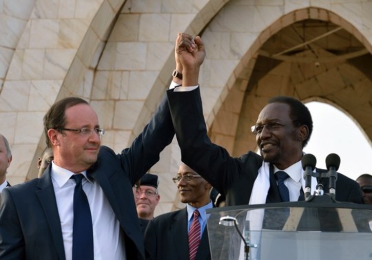 Los presidentes francés y maliense, François Hollande y Dioncounda Traore, respectivamente, en Bamako. (Eric FEFERBERG/AFP)