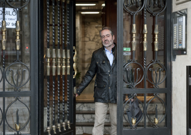 Mikel Agirre, a su salida de la reunión con EH Bildu. (Jon HERNAEZ/ARGAZKI PRESS)
