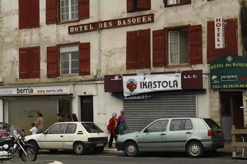 Irudian, Claire Haran zenak Seaskaren esku utzi zuen Hotel des Basques. (KAZETA.INFO)