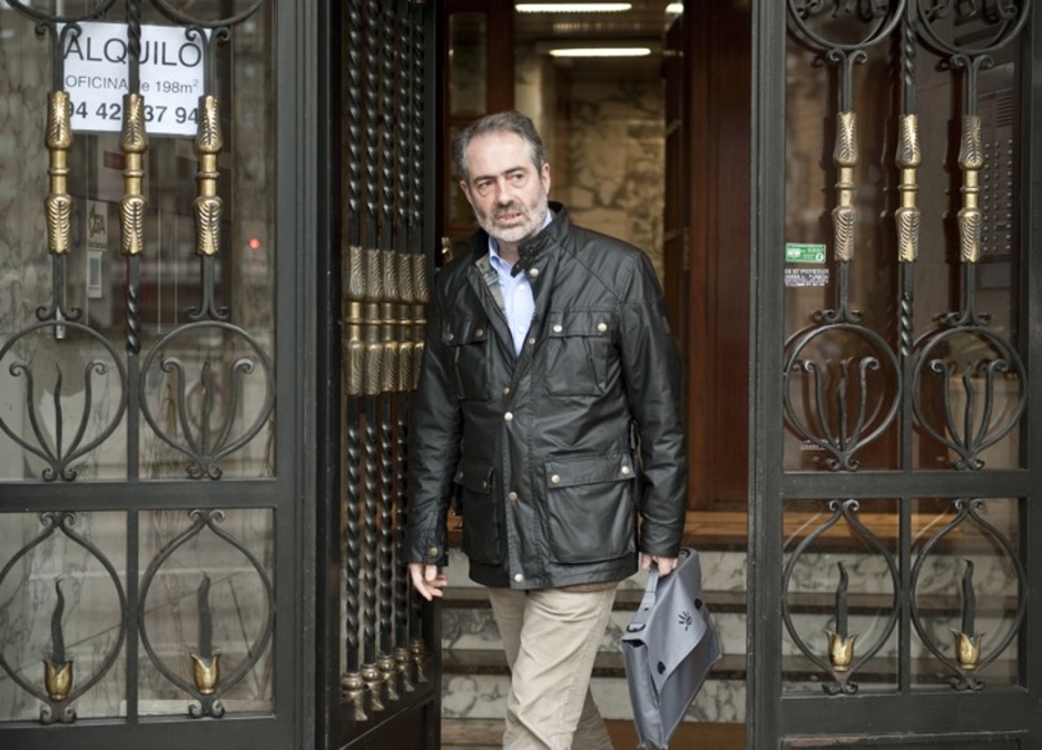 Mikel Agirre atzo, Laura Mintegirekin egin zuen bileratik ateratzen. Mikel Agirre atzo, Laura Mintegirekin egin zuen bileratik ateratzen.