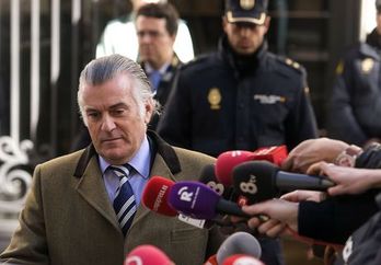 El extesorero del PP Luis Bárcenas, tras prestar declaración ante la Fiscalía Anticorrupción. (Pierre-Philippe MARCOU/AFP PHOTO)