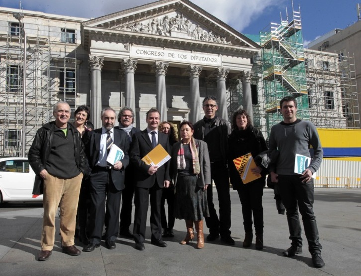 Diputados de Amaiur, ERC y BNG posan ante el Congreso. (NAIZ.INFO)