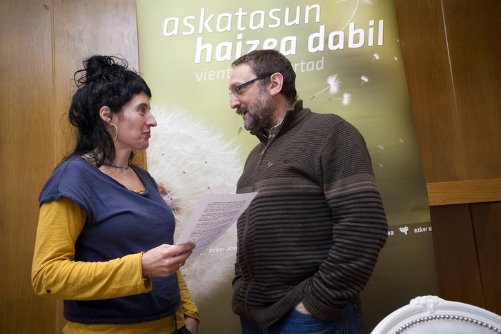 Maitane Intxaurraga eta Txelui Moreno ezker abertzaleko kideak, gaurko agerraldian. (Iñigo URIZ/ARGAZKI PRESS)