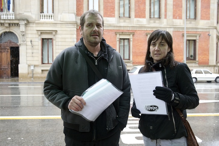 Fran Balda eta Maider Caminos Herrira mugimenduko bozeramaileak, Nafarroako Parlamentuan. (Idoia ZABALETA/ARGAZKI PRESS)