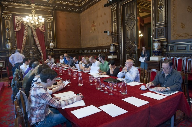 Primera reunión del consejo asesor de la prevención y gestión de residuos de la Diputación de Gipuzkoa, en mayo de 2012. (Jon URBE/ARGAZKI PRESS)