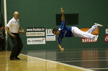 Bengoetxea «hegan» gaurko Labriteko partidako une batean. (Idoia ZABALETA / ARGAZKI PRESS)