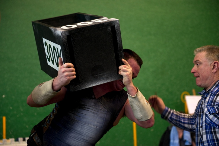 Inaxio Perurena harria altxatzen. (Idoia ZABALETA / ARGAZKI PRESS)