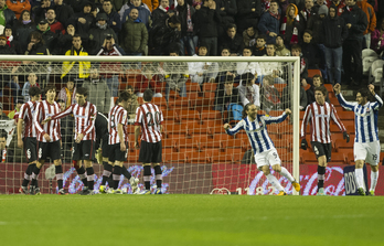 Athleticeko jokalariek buru makur bukatu dute partida. (Luis JAUREGIALTZO / ARGAZKI PRESS)