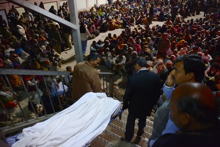Trasladan el cadáver de una de las víctimas de la avalancha en la estación ferroviaria. (Roberto SCHMIDT/AFP)