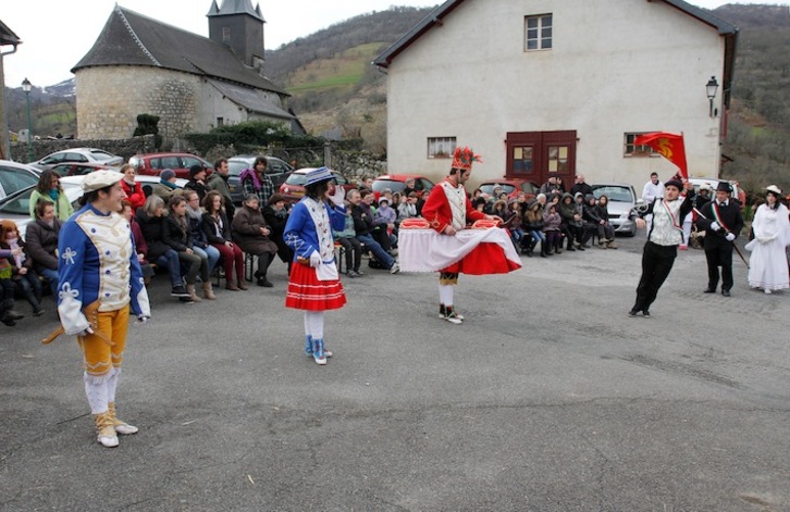 Maskaradako dantzariak, Xuletinoan. (Gotzon ARANBURU)