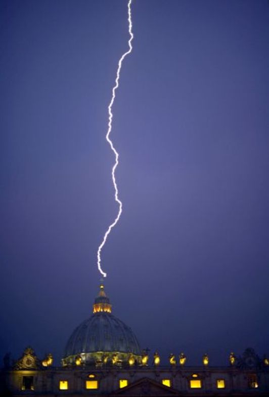 Un rayo impacta en el pararrayos de la basílica de San Pedro, en la Ciudad del Vaticano. (Filippo MONTEFORTE/AFP PHOTO)