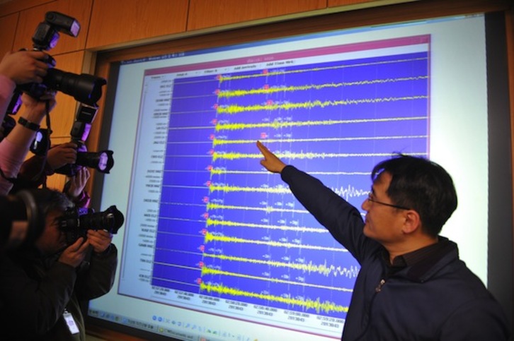 Un operario de la Administración Meteorológica surcoreana explica el terremoto provocado por el ensayo nuclear. (Kim JAE-HWAN/AFP PHOTO)