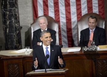 Obama es felicitado tras pronunciar su discurso. (Jewel SAMAD/AFP)